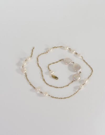 gold neacklace with pearls